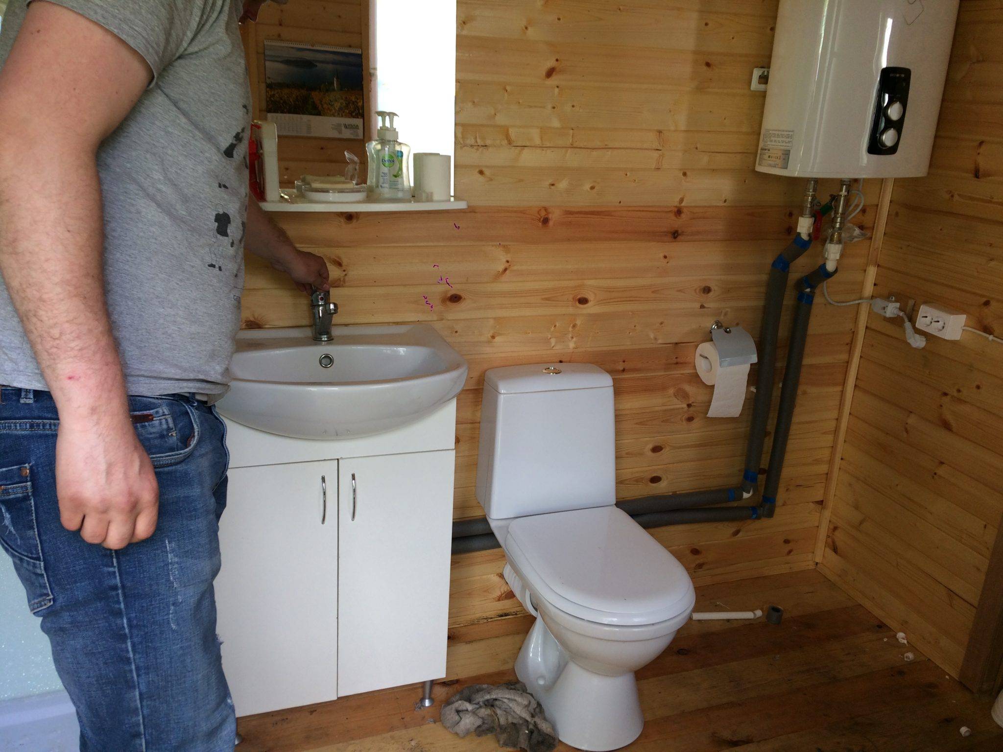 Санузел в деревянном доме, туалет в доме из бруса, отделка, как сделать своими руками обустройство, пошаговая инструкция