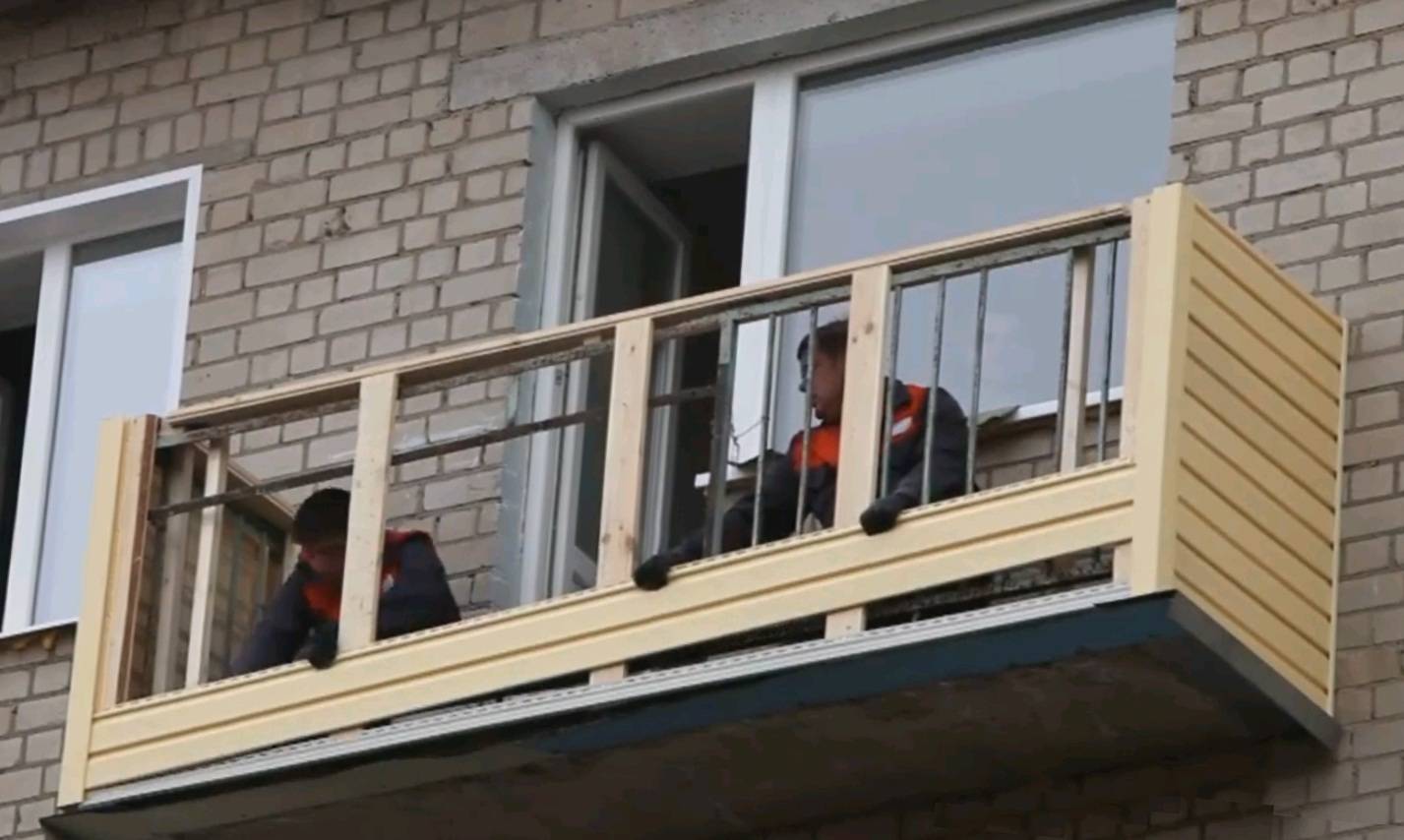 Обшивка балкона сайдингом, профлистом и профнастилом, что лучше? 7 фото готовой наружной отделки балкона, инструкция, как обшить балкон сайдингом своими руками | pomasteru.ru