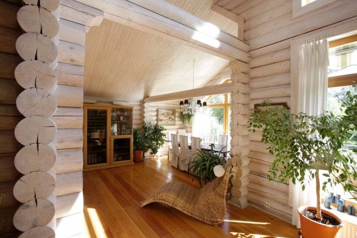 Красивые дома из оцилиндрованного бревна — преимущества и недостатки материала. теплоемкость и эстетичность деревянного сруба. процесс постройки (фото + видео)