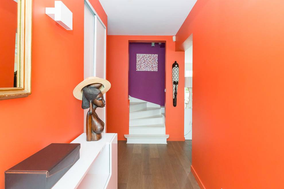 Обои оранжевого цвета: интерьер и фото с оранжевыми обоями и какие шторы лучше подобрать