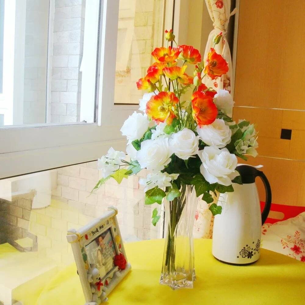 Искусственные цветы для домашнего интерьера: простое решение для декора