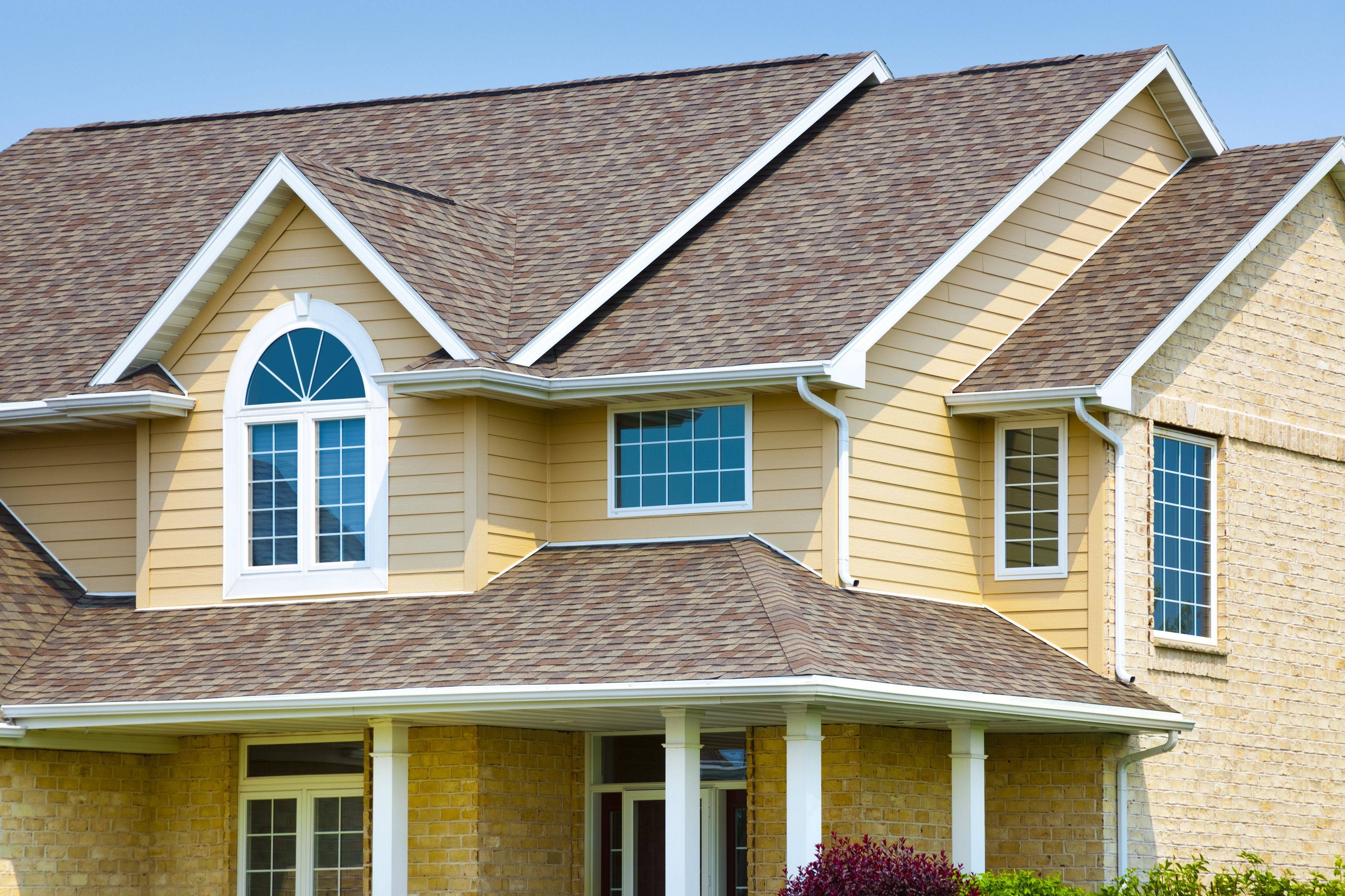 Чем лучше покрыть крышу дома: правила выбора и технические характеристики