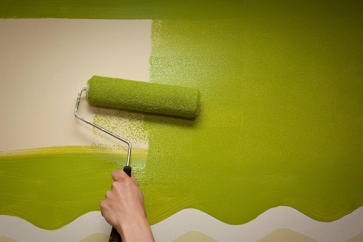 Как правильно красить стены валиком: инструкция для начинающих