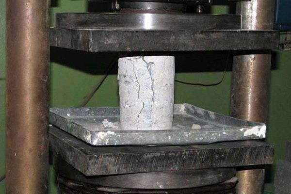Испытание бетона на прочность: разрушающие и неразрушающие методы проверки