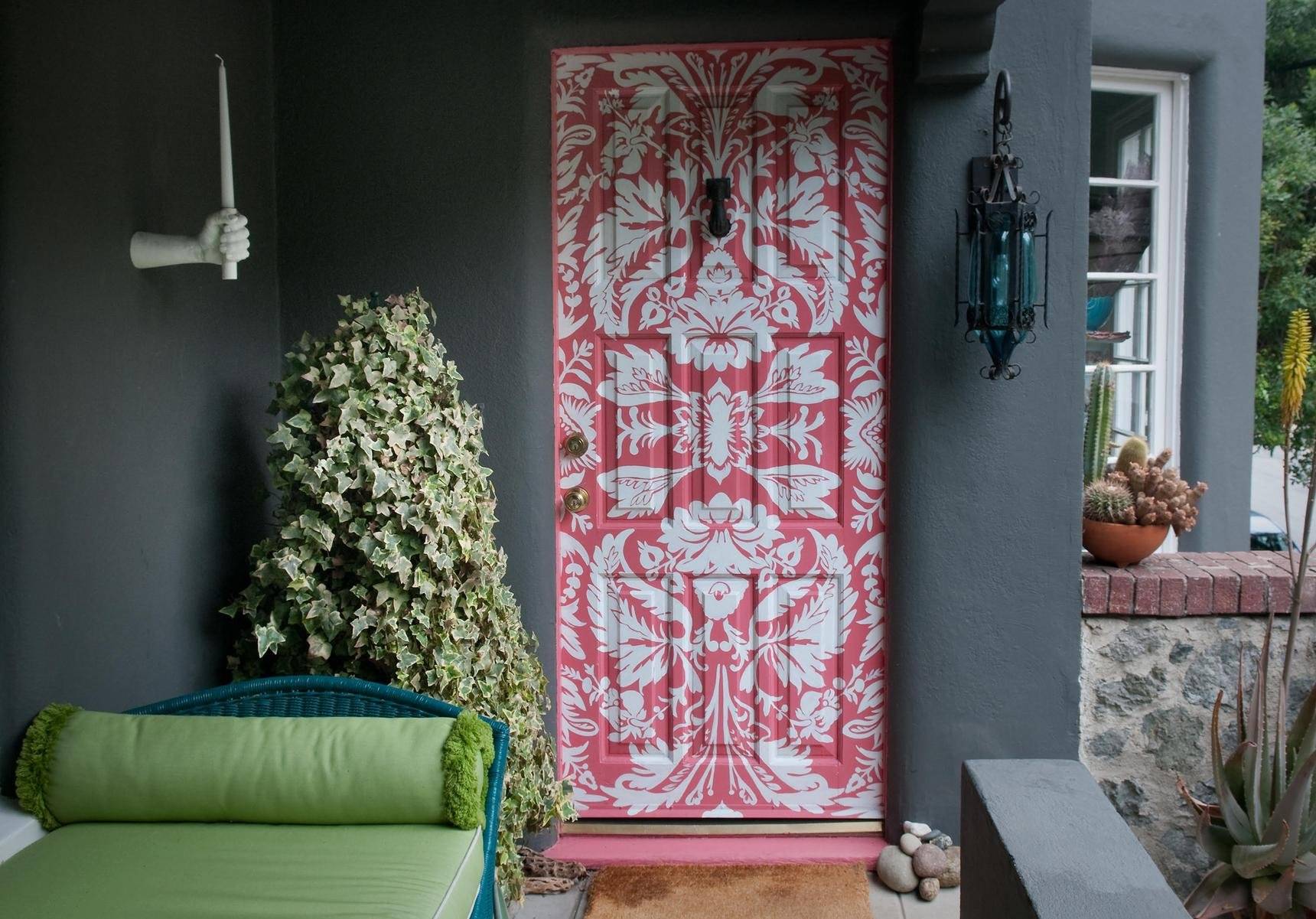 Как сделать декор старой двери своими руками +Фото: трафаретом, клеем и другими методами отделки