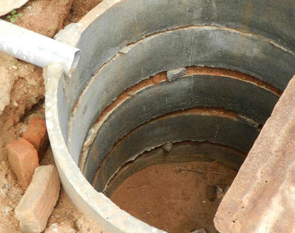 Выгребная яма из бетонных колец – тонкости возведения 2 вариантов конструкций для разных объемов стоков