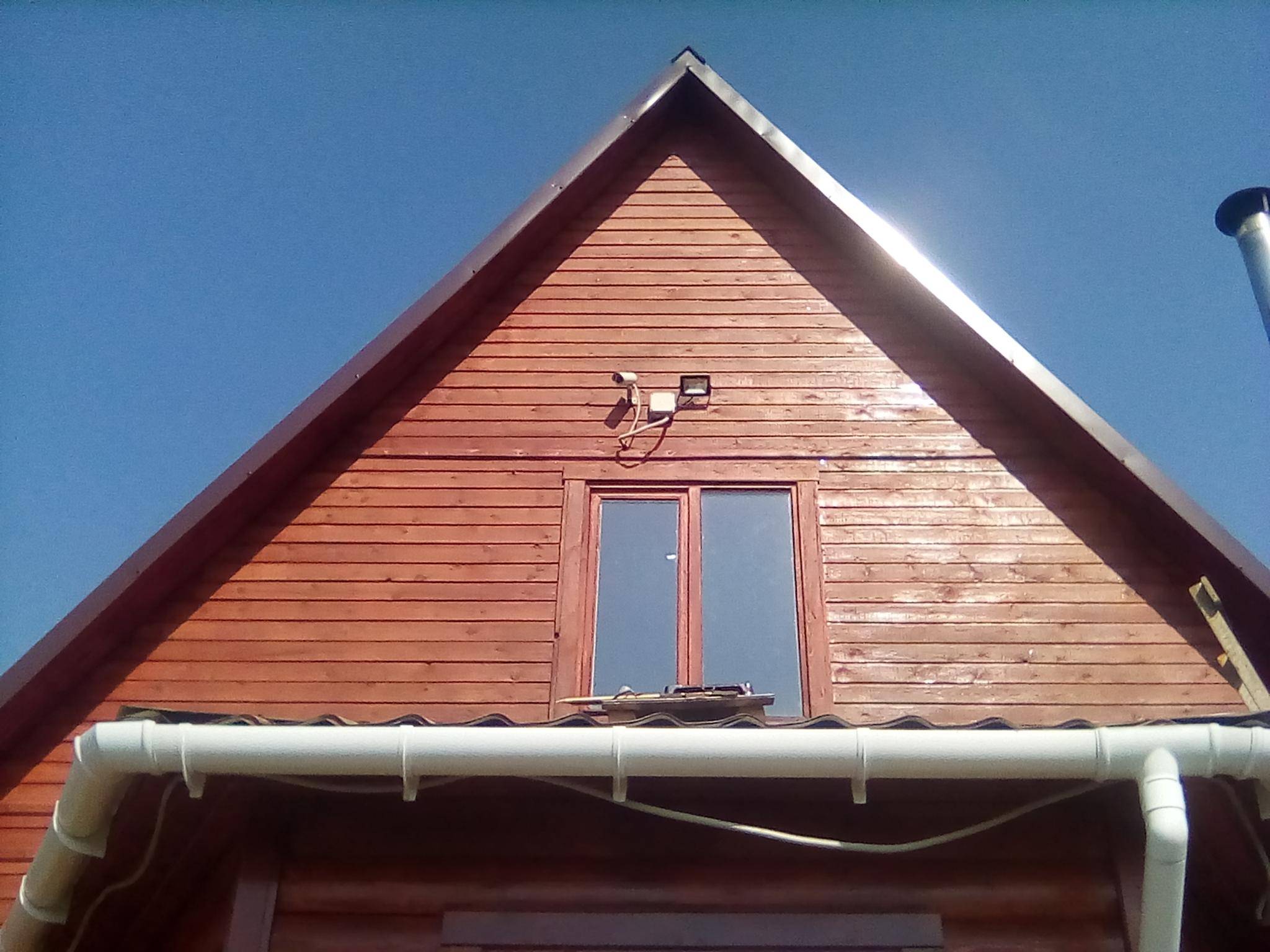 Подбор и техника покраски фронтона деревянного дома
