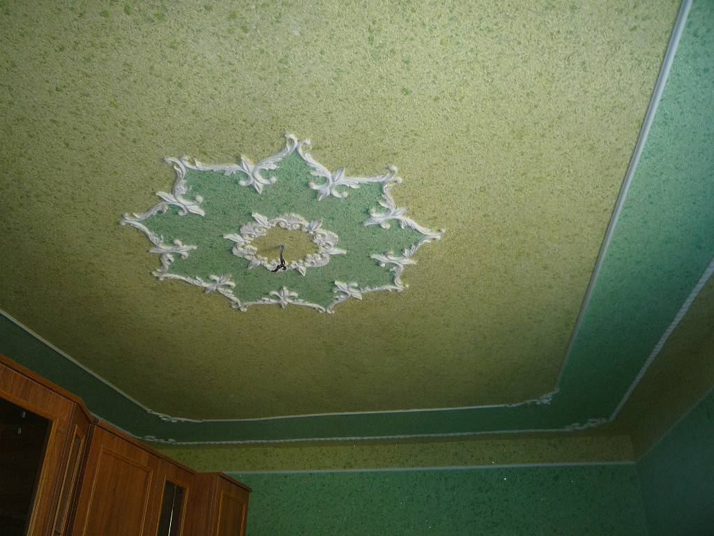 Как правильно наносить жидкие обои на потолок?