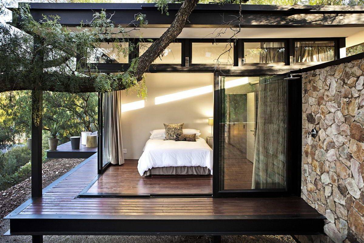 Дома из стекла и дерева: современные проекты с камнем и бетоном