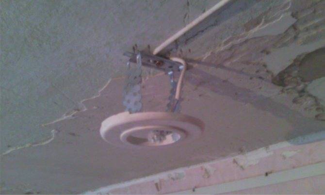 Как повесить люстру на потолок - особенности крепления для навесных и подвесных потолков,  на бетонный потолок, фотографии и видео