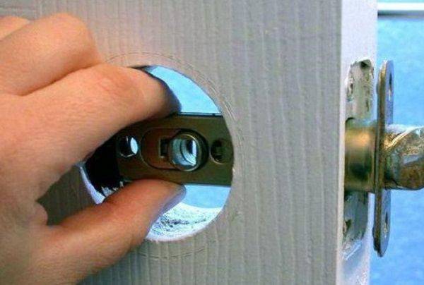 Как врезать ручку в межкомнатную дверь своими руками