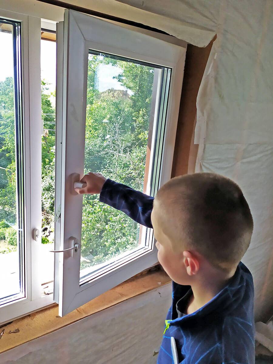 Виды защиты на пластиковые окна для безопасности детей
