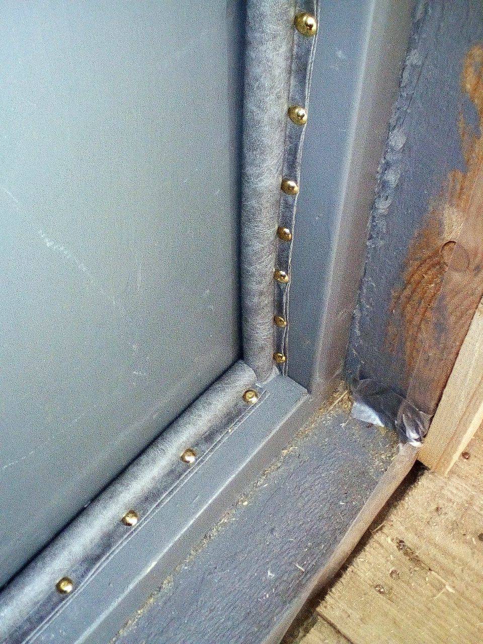 Как утеплить входную дверь частного дома, квартиры своими руками: как правильно заделать щели проемов деревянной, железной (металлической) коробки изнутри и снаружи?