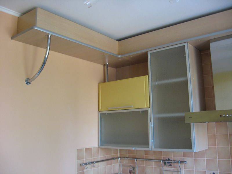 Как на кухне спрятать вентиляционную трубу от вытяжки?