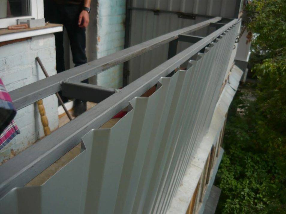 Как отделать балкон профнастилом своими руками? отделка снаружи и внутри- пошагово +видео
