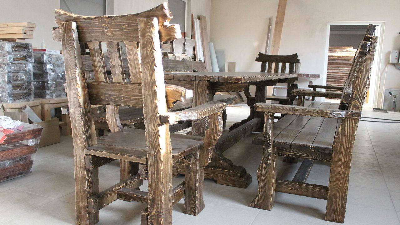 Как изготовить мебель под старину своими руками?