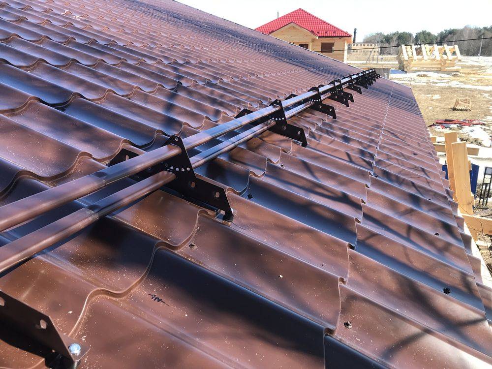 Снегозадержатели на крышу из металлочерепицы: виды и инструкция по установке