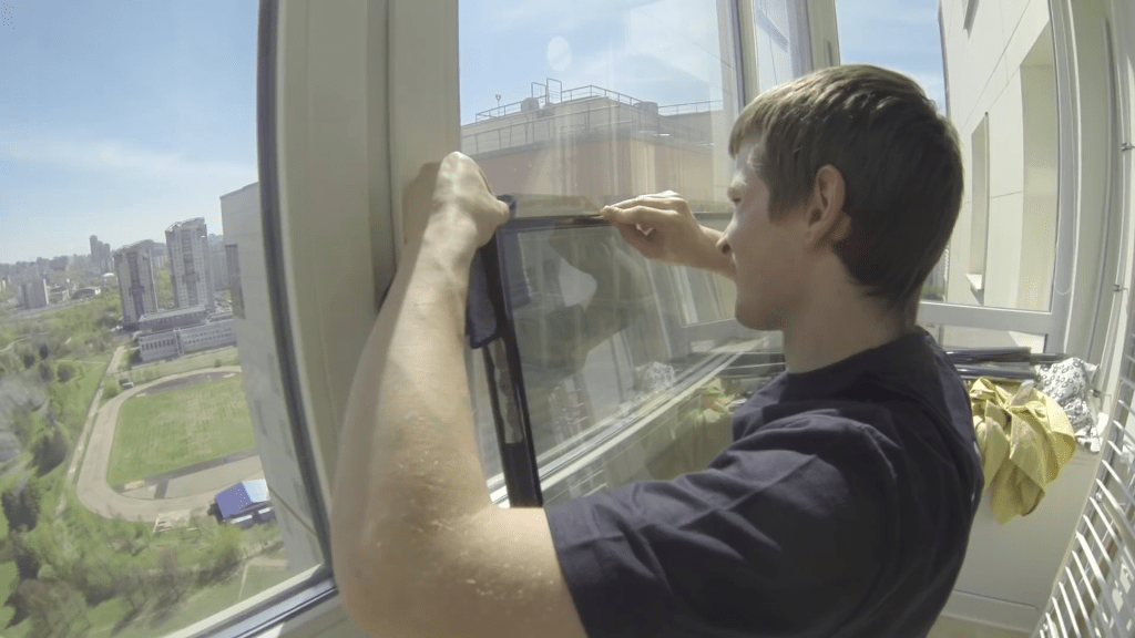 Солнцезащитная пленка на окна: особенности, виды, установка и удаление
