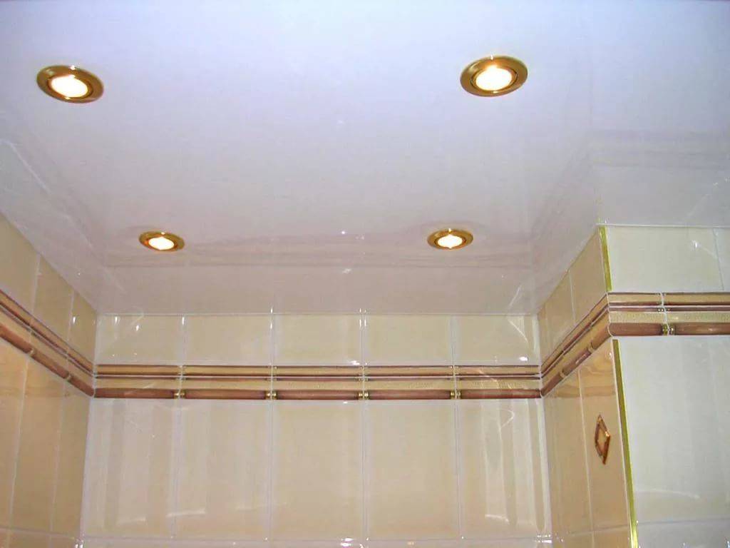 Отделка потолка в ванной комнате: разнообразие вариантов