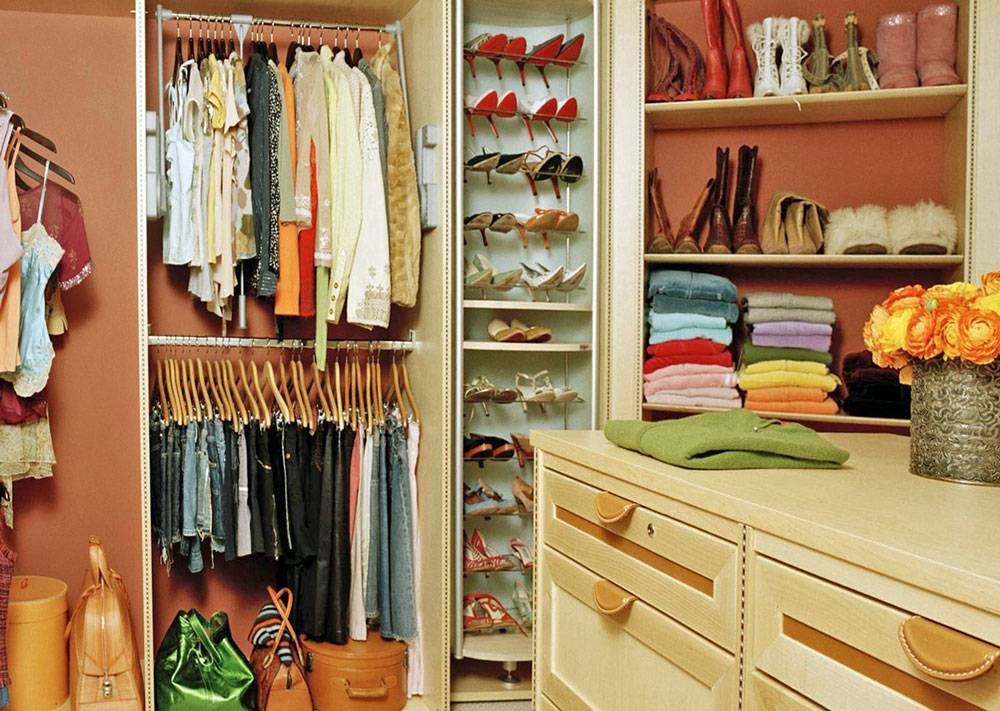 Хранение одежды в шкафу и гардеробной комнате, организация и правила, фото и видео