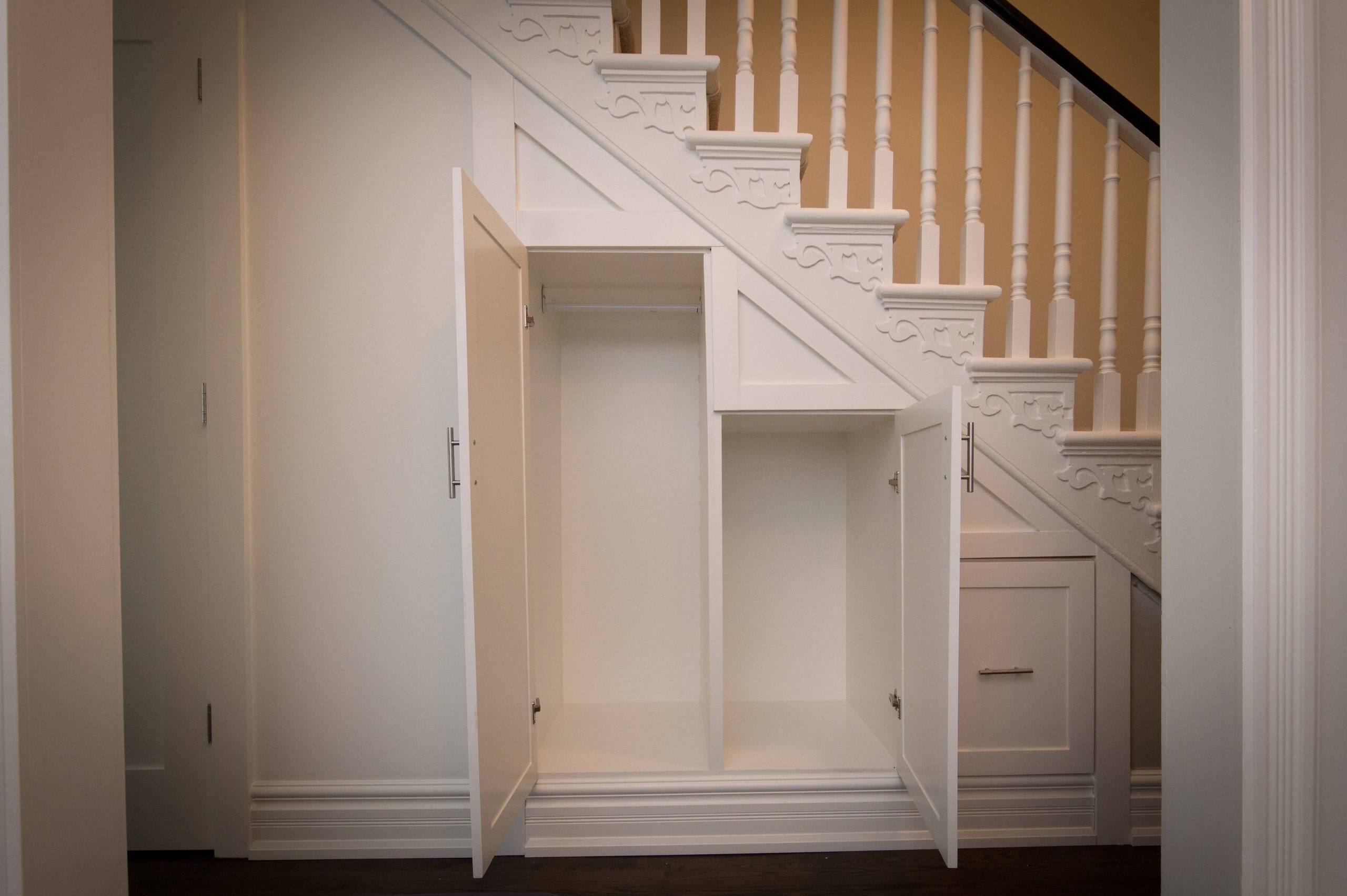 Встроенный шкаф купе под лестницей своими руками : как сделать в доме правильно - идеи
