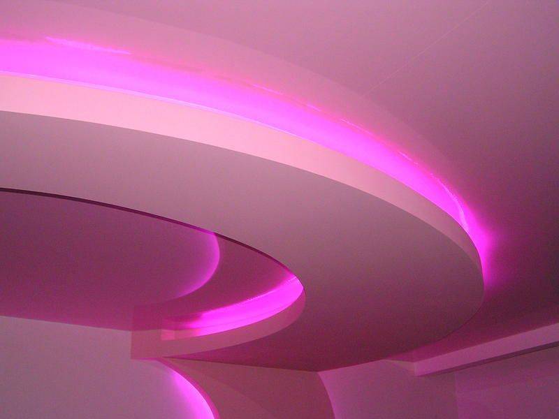 Натяжные потолки розового цвета