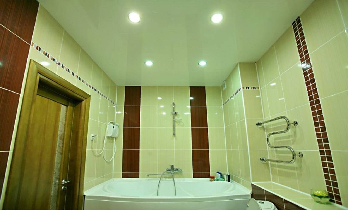Натяжной потолок в ванной комнате: плюсы и минусы