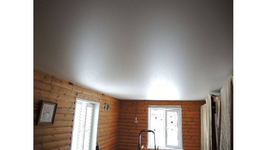 Особенности отделки натяжными потолками в деревянном доме
