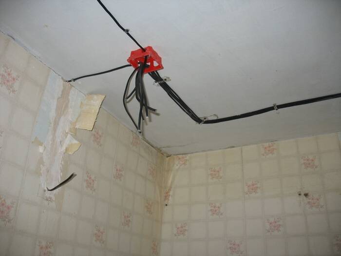 Как провести проводку по потолку своими руками: подробная инструкция по прокладке электропроводки в гофре от щитка с разводкой без штробления