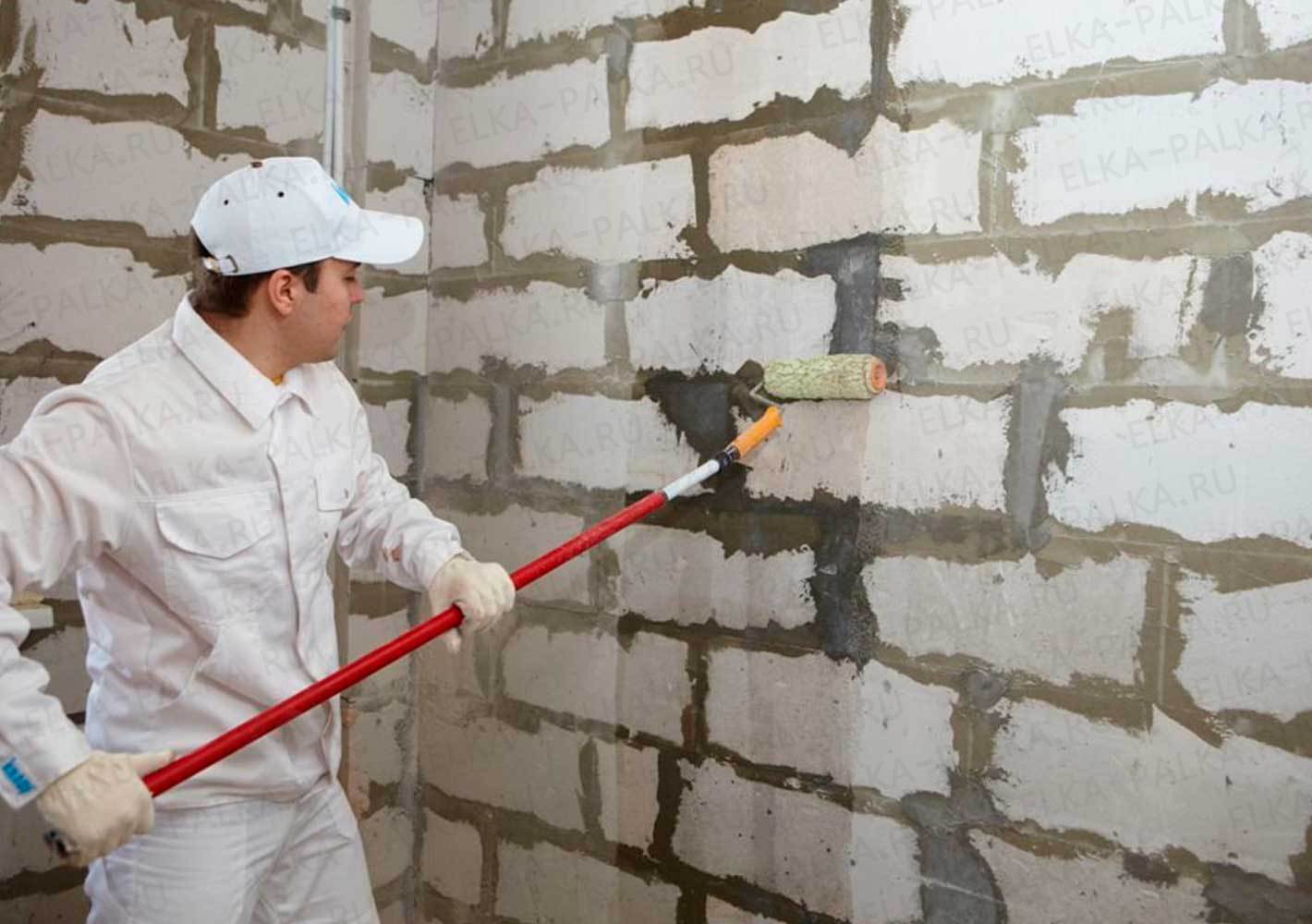 Когда нужно грунтовать стены