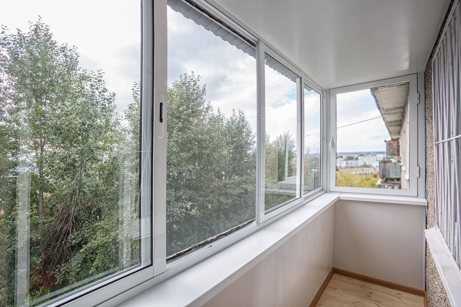Раздвижные окна на балкон — экономия пространства!