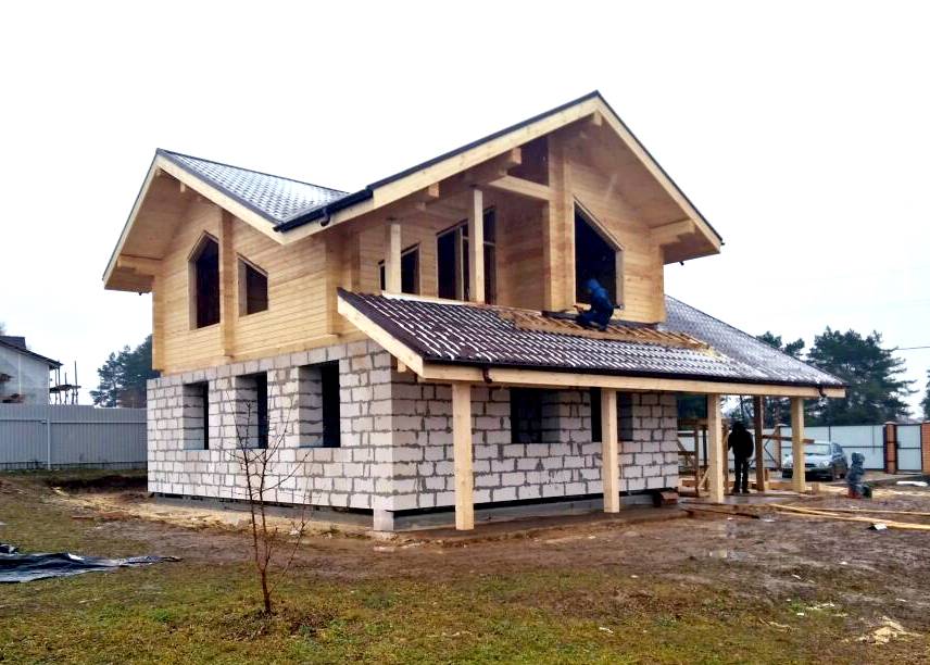 Строение комбинированного дома из газобетона и дерева