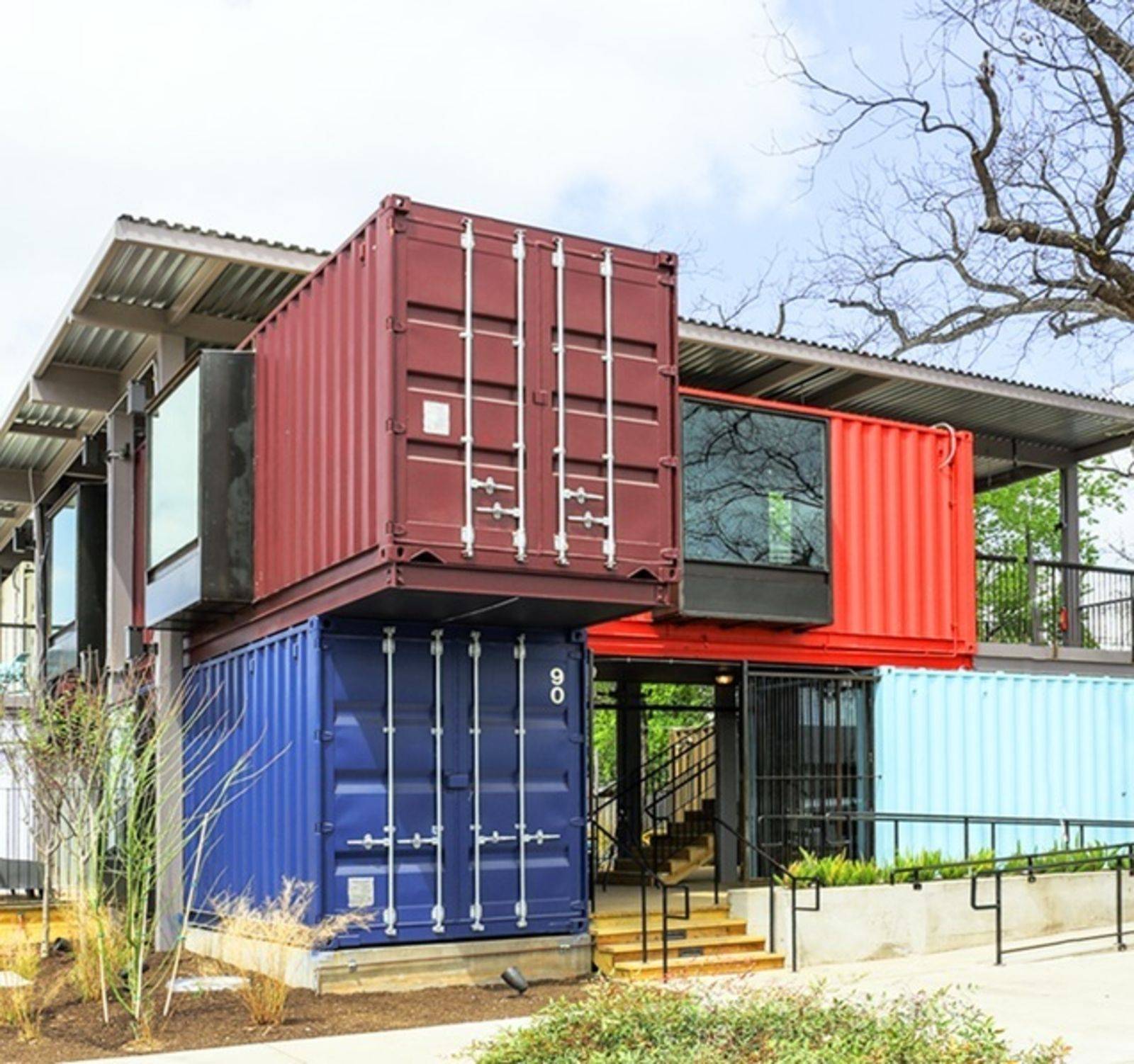 Дом из контейнеров: 10 практичных проектов с фото