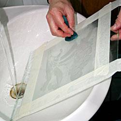 Несколько простых способов, как в домашних условиях сделать обычное стекло матовым