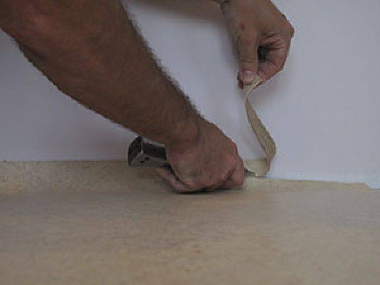 Как резать линолеум в квартире: по стенам, под плинтус, под трубу и в углах