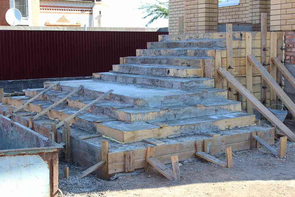 Как сделать бетонную лестницу своими руками: рекомендуемые размеры, материалы и технология