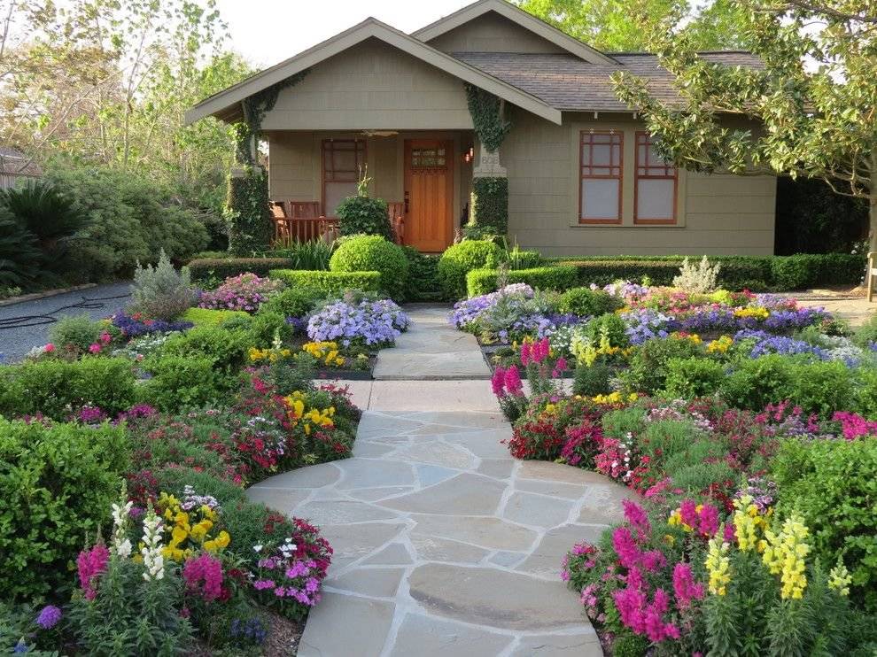 Привлекательный дизайн цветников возле дома: советы по размещению клумб +видео