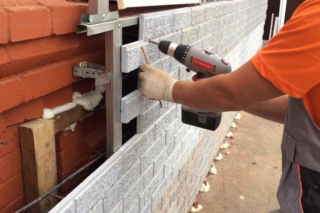 Как обшить фундамент цокольным сайдингом если стены уже обшиты сайдингом?