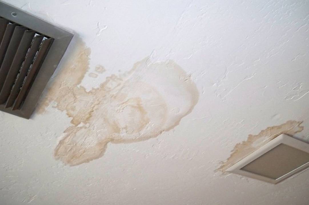Как отбелить желтые пятна на потолке, если соседи затопили квартиру