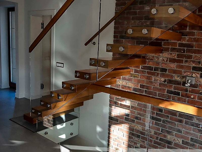 Косоур лестницы: устройство деревянных, металлических косоуров и тетив