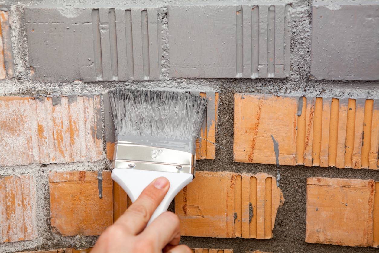 Чем покрасить кирпичный дом снаружи: выбор материалов и нюансы их нанесения