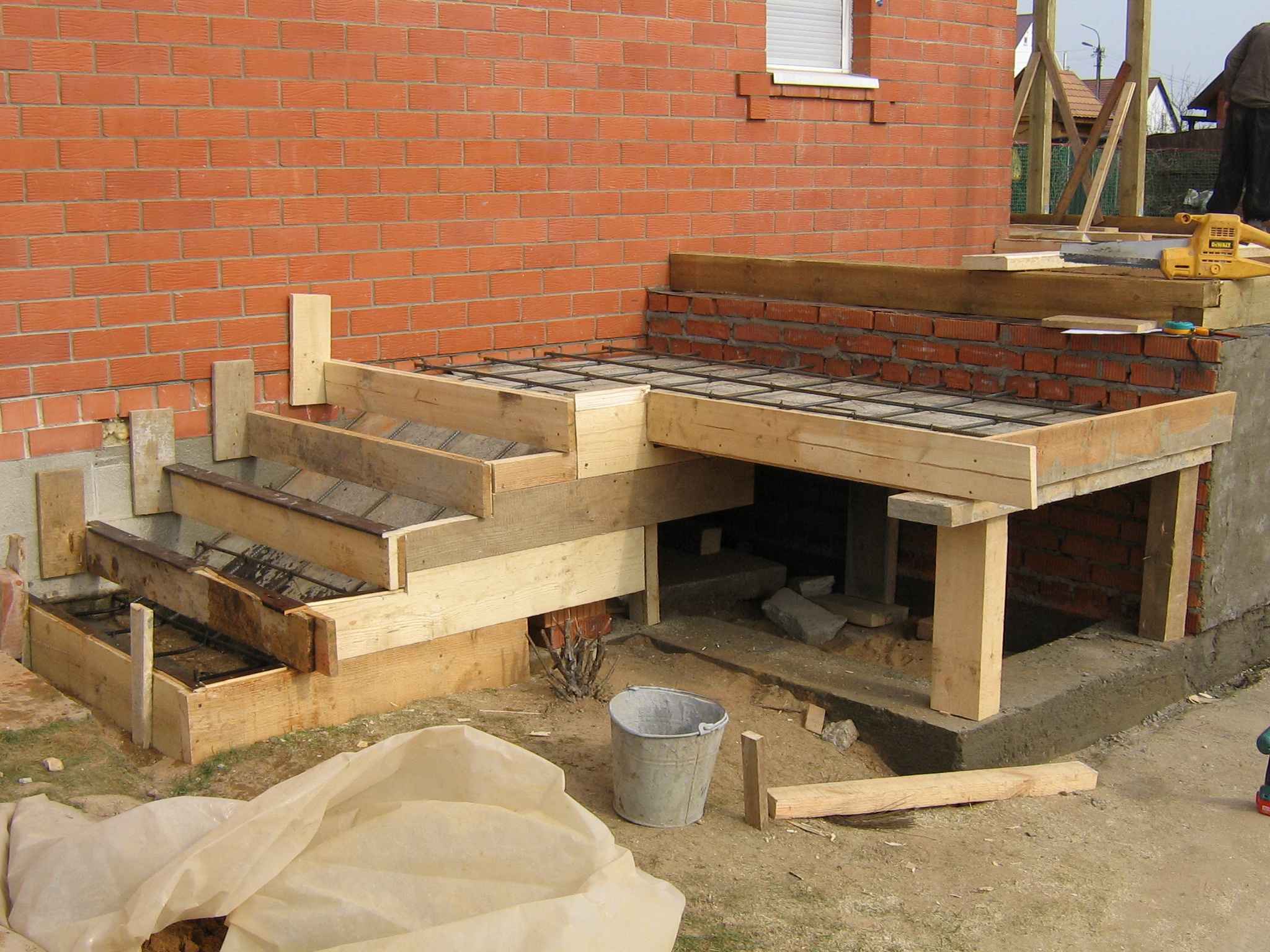 Как сделать бетонное крыльцо и его монтаж к дому своими руками: пошагово - проекты