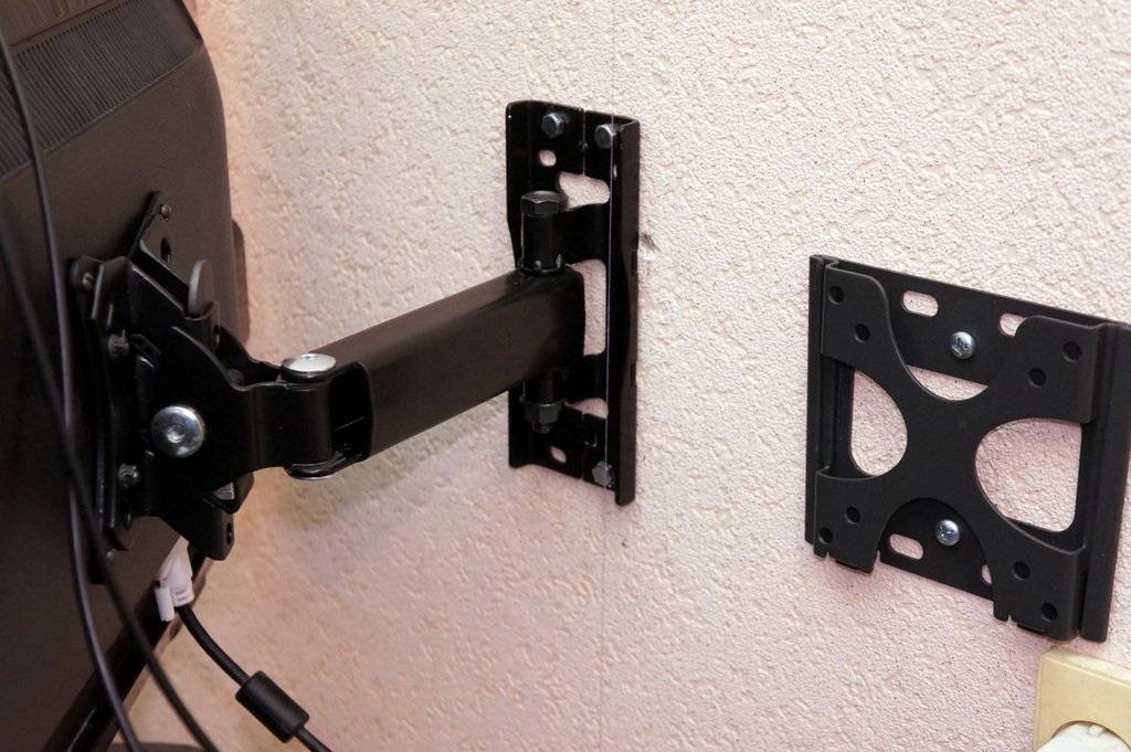 Как повесить телевизор на стену, особенности, плюсы и минусы настенной установки