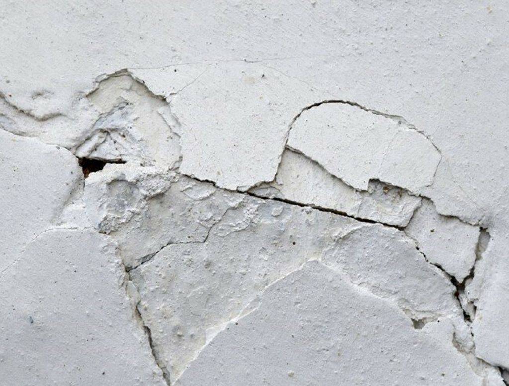 Почему трескается штукатурка на стенах. как заделать трещину в штукатурке на стене. | дома на века