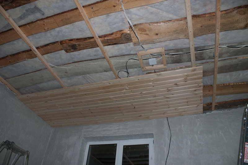 Черновой потолок по деревянным балкам и подшивка в частном доме