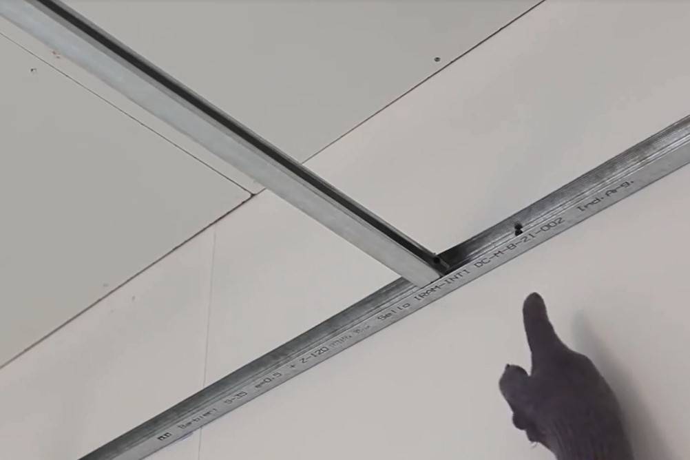 Подвесные пластиковые потолки своими руками: особенности монтажа, инструкции, советы по устройству