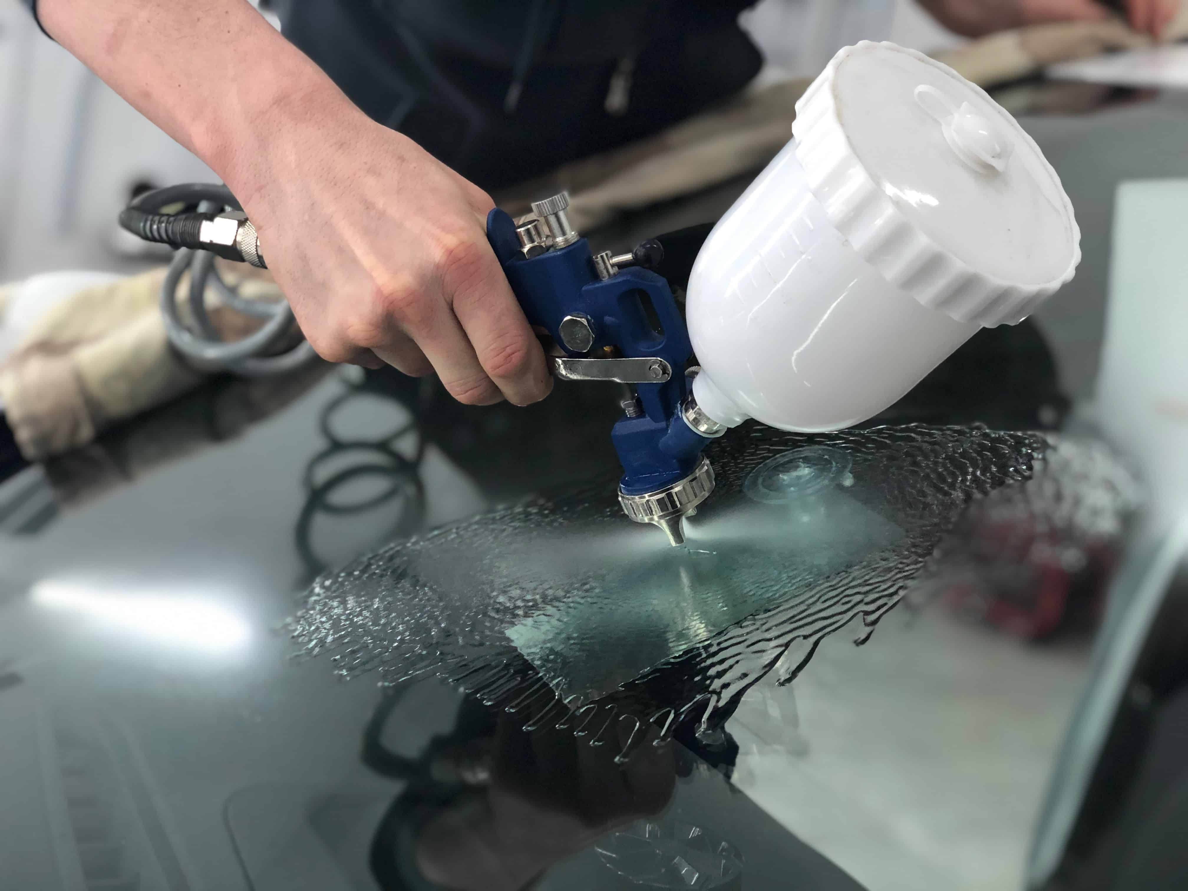 Как устранить трещины на стекле автомобиля с помощью суперклея