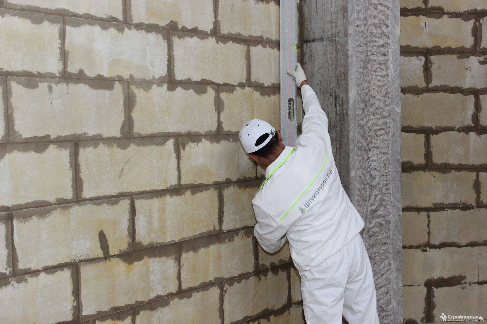 Как правильно подготовить и оштукатурить стены из пеноблока