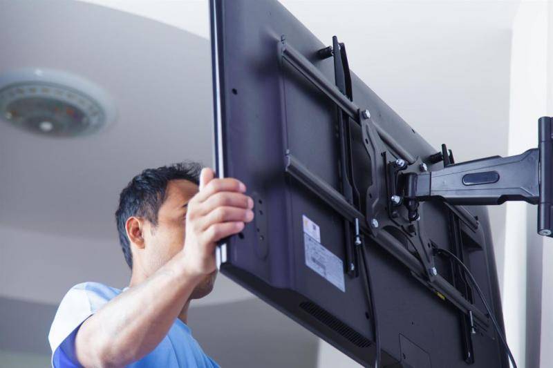 Как правильно повесить телевизор на стену – высота и угол наклона