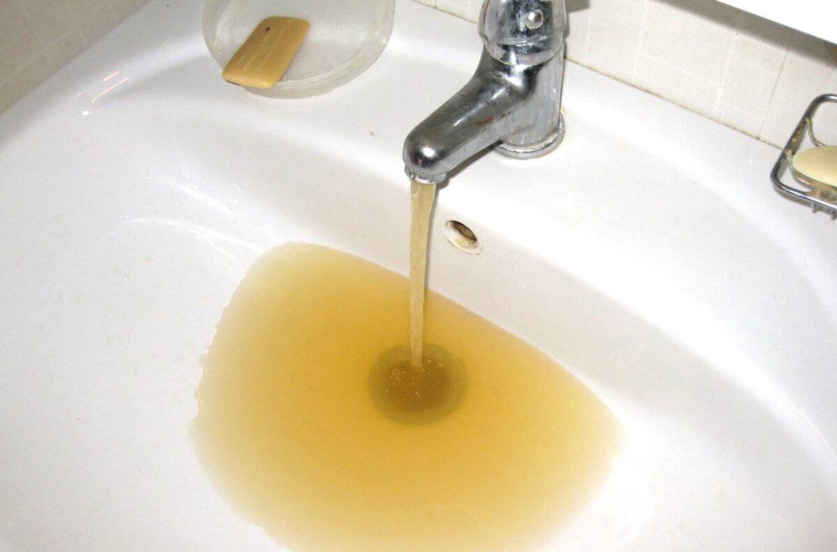 Почему вода из скважины желтеет после нескольких часов